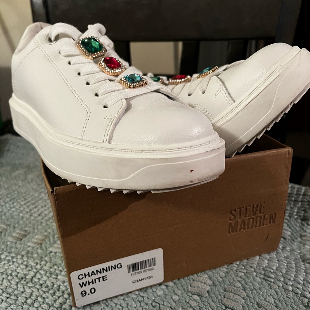 Steve Madden white sneakers . - Picture 2 of 13